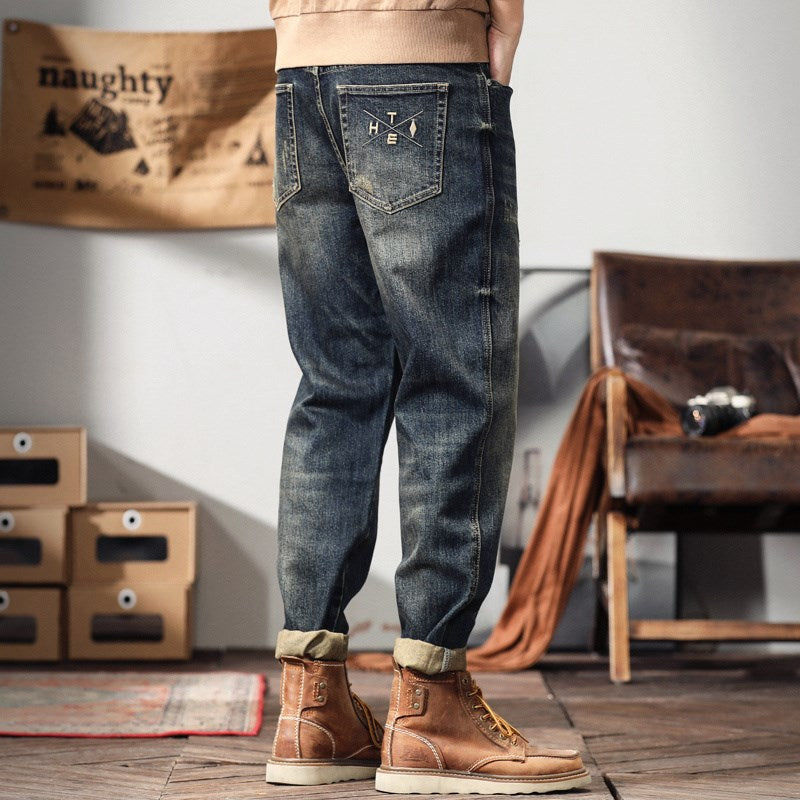 بنطلون جينز رجالي فضفاض بقصة واسعة وأرجل كبيرة الحجم، بتصميم كلاسيكي أنيق.