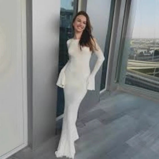 فستان بأكمام طويلة، بياقة دائرية وأكمام واسعة وتفاصيل ربطة عنق، تصميم أنيق وجذاب